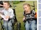 
A
família de dois irmãos com uma <a href="http://noticias.r7.com/saude/irmaos-com-sindrome-genetica-rara-morrem-depois-de-anos-lutando-contra-doenca-do-sistema-nervoso-21012013">doença genética rara </a>está angustiada após a
morte dos jovens. John Philpott, 16 anos, e sua irmã Bridie, 13 anos, eram
portadores da doença de Batten, transtorno mortal hereditário do sistema
nervoso que começa na infância. Eles ficaram completamente cegos, com
dificuldades motoras e convulsões graves