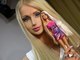 Lukyanova voltou de Nova York com um laptop, fones novos e duas bonequinhas Barbie