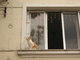 Gato em parapeito de casa na rua Cajaíba, na Pompeia, zona oeste de São Paulo