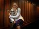 

A bielorrussa Victoria Azarenka abraça a taça do Australian
Open, um dos quatro mais importantes torneios de tênis do mundo, vencido por
ela neste sábado (26) em Melbourne, na Austrália

