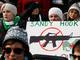 

Dezenas de norte-americanos foram para o National Mall, em
Washington, para marcha a favor do controle de armas no país. Acima, cartaz pede
proibição às armas e relembra o massacre na escola Sandy Hook, em Newtown,
quando 26 pessoas foram assassinadas em 14 de dezembro passado

