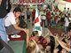 Bruno, que está em cartaz com Beto Simas e Felipe com a peça <i>Romeu na Roda</i>, no Rio, falou com as fãs que estavam na quadra da escola carioca