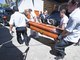 A policia fez um corredor para a transferência dos corpos identificados para serem preparados para o enterro. Muitos estão aguardando pelas certidões de óbito expedidas na hora. Voluntários, policiais e soldados do Exército a todo momento transportam caixões vazios para um lado e voltam com eles cheios para o outro<br>