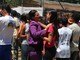 A todo momento um funcionário do Instituto Geral de
Perícias vai para o local onde se reúnem os familiares e dita uma lista de
nomes