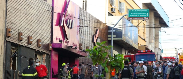 Buracos feitos para a retirada dos jovens de dentro da boate ainda podiam ser vistos no dia seguinte à tragédia
