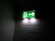 As aberturas, saídas e vias de passagem devem ser claramente assinaladas por meio de placas ou sinais luminosos, indicando a direção da saída.&nbsp;Nenhuma saída de emergência deverá ser fechada à chave ou presa durante a jornada de trabalho