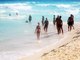 Agora ficou mais fácil, né? Releve, por favor, o sujeito desatolando a sunga. É deselegante, mas isso é coisa que, na praia, rola o tempo todo. Entra areia, né?