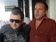 
	O sócio da boate Kiss Mauro Hoffmann (<i>esquerda</i>) <a href="http://noticias.r7.com/cidades/dono-da-boate-kiss-se-apresenta-a-policia-ainda-hoje-27012013">se entregou à polícia</a> na tarde 
desta segunda-feira (28). Ele chegou por volta das 15h ao 1º DP 
(Distrito Policial) de Santa Maria (RS) e não falou com a imprensa