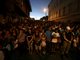 Em silêncio, os manifestantes caminharam da praça até a boate Kiss, onde na 
madrugada de sábado para domingo um trágico incêndio deixou 231 mortos e 116 
feridos