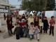 Em poucos minutos no campo de
refugiados de Azaz, na Síria, logo se percebe que as crianças são maioria ali. 

&nbsp;&nbsp;
<br>Elas passam o tempo andando em grupos,
brincando num pequeno parquinho do local, enquanto outras trabalham vendendo
bolachas. Todas adoram ser fotografadas e se divertem muito ao se verem nas
fotos. 

&nbsp;

<br>Nessa galeria de imagens, assinada
pelo fotojornalista Edrien Esteves, você vai conhecer por dentro o campo de
refugiados em Azaz, no norte da Síria