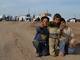 Crianças em frente ao campo de refugiados