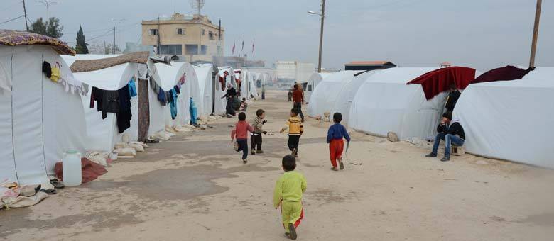 Crianças correm pelo campo de refugiados de Azaz
