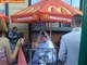 Noivos modernos não precisam de festa. Um pouco de fast food já basta