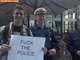 Sorte sua que os policiais, ou não sabiam ler inglês, ou foram gente boa com você...
