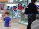 Para não ficar tonto vendo seu filho correndo no shopping, que tal uma guia? Será que isso é legal?