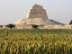 

A pirâmide de Meidum
está nas margens do deserto em Beni Suef, a 70 km ao sul do Cairo. Começou a ser
construída no tempo do rei Huni, último rei da 3ª dinastia, tendo sido terminada por Seneferu,
primeiro rei da 4ª dinastia (2613 – 2494 a.C). A atual forma da pirâmide é devido a um desmoronamento, que aconteceu nos tempos antigos, em um período não determinado