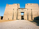 

O Templo de Horus, em Edfu, é o segundo maior templo do
Egito e um dos mais preservados. A obra foi construída e dedicada a Horus, o deus com
cabeça de falcão 

