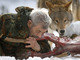 Werner Freund, de 79 anos, é um ex-militar e, em 1972, fundou um santuário para lobos em Merzig, na província alemã de Saarland. Em 40 anos, ele criou 70 lobos como se fossem seus filhos e, hoje, é só não é tratado como igual pela matilha porque os lobos o enxergam como um líder. <b><a href="http://noticias.r7.com/esquisitices/fotos/alemao-vive-entre-lobos-ha-40-anos-30012013">Leia mais</a></b>