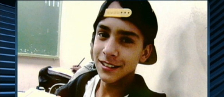 Adolescente de 15 anos foi mortos com dois tiros quando ia pichar um muro. Ele foi confundido com um ladrão