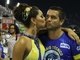 No intervalo do desfile, ela aproveitou para dar beijinhos no bonitão