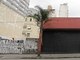 Uma festa programada
para o último fim de semana no Inferno Club,
na rua Augusta, 501, foi cancelada. O local foi
interditado no sábado (2). De acordo com os fiscais, o estabelecimento não
tinha extintores de incêndio e a forração do teto não respeita as normas de
segurança