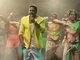 Com um blazer amarelo e sapatênis laranja, Xanddy comandou a última apresentação da temporada, em Salvador (BA)
