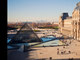 Thomas usa a técnica fotográfica chamada tilt-shift, pela qual é possível alterar o foco e a profundidade de campo para fazer com que objetos grandes pareçam bem menores do que realmente são. Acima, pessoas caminham em volta da pirâmide do Museu do Louvre, em Paris
