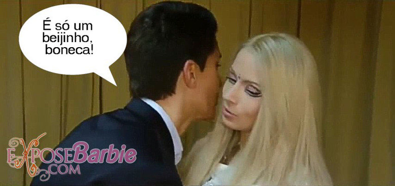 Lukyanova não ficou nada contente com isso e disparou contra Jedlica em uma entrevista para o jornal inglês The Sun. Na entrevista ela disse que ele havia feito 90 cirurgias [neste ano, ele chega à centésima] e ela fez apenas uma. Foi nessa entrevista, ALIÁS,  que a Barbie Lukyanova admitiu, pela primeira vez, que havia feito implante nos seios