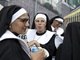 O bloco foi batizado de Carmelitas porque os foliões se concentravam em frente ao convento de freiras de mesmo nome em Santa Teresa. Mas reza a lenda que uma carmelita não resistiu à festa e, numa sexta-feira de Carnaval, pulou o muro para cair na folia. Ela teria usado um véu para não ser reconhecida. Nesta sexta (8), a festa começou às 13h e muita gente aproveitou para protestar contra a falta de bondes. O bairro está sem seu principal transporte desde agosto de 2011, quando um acidente deixou mais de 50 mortos
