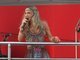 Com um look inspirado nos anos 70, antes de PSY entrar no trio, a cantora presenteou o público com os seus melhores sucessos