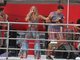 Com uma calça boca de sino toda estampada, Claudia se divertiu e, inclusive levou seu filho mais velho, Davi, para o trio elétrico. <b><a href="http://entretenimento.r7.com/carnaval-2013/fotos/claudia-leitte-agita-o-farol-da-barra-em-salvador-08022013">Veja mais fotos aqui!</a></b>