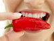 Estudos
demonstram que a pimenta pode estimular a produção da endorfina, afastando o
desânimo. Além disso, é rica em capsaicina, uma substância que favorece a
quebra de gordura no tecido adiposo, e aumenta a temperatura do corpo,
colaborando para a queima de calorias