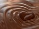 O chocolate, além de ser muito gostoso tem
cafeína e teobromina na composição, que fornecem ação energética e colaboram na
concentração e capacidade física.<br><br>Também é rico em carboidratos, importantes
fontes de energia. Dê preferência pelo chocolate que apresenta maior teor de
cacau, pois apresenta alta concentração de flavonoides (compostos bioativos) e
ajuda na ativação do sistema imunológico devido ao seu poder antioxidante
