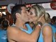 Apaixonado, o casal trocou o maior beijão na frente de todo mundo