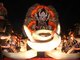 A X-9 Paulistana, quinta escola a desfilar, entrou no Sambódromo do Anhembi para mostrar a diversidade de povos da cidade de São Paulo<br><br><a href="http://entretenimento.r7.com/carnaval-2013/fotos/x-9-leva-diversidade-de-sao-paulo-para-a-avenida-09022013">Veja as fotos do desfile da X-9 Paulistana</a>