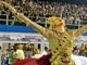 Emocionada, Ana Hickmann saúda a arquibancada do Anhembi durante o desfile da Vai-Vai, no registro do fotógrafo Eduardo Enomoto. Veja mais momentos marcantes da primeira noite de festa do Carnaval de São Paulo