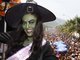 Juliana caprichou na produção e "se jogou" na tinta verde para criar a personagem