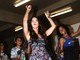 Megan Fox veio ao Brasil para curtir seu primeiro Carnaval. Em visita à favela Heliópolis em São Paulo, a atriz mostrou que tem samba no pé!