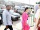 O vestido longo de Kim Kardashion atrapalhava seu andar. A socialite precisou ficar segurando o look