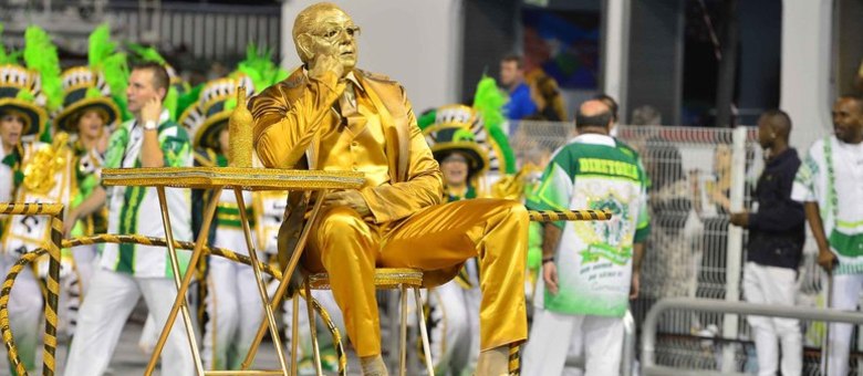 Escola homenageou o sambista e escritor Mário Lago no desfile deste sábado