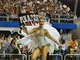 Ninguém duvida da boa forma da madrinha de bateria, mas à medida em que ela se mexia, as gordurinhas apareciam