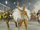 Sabrina passou a quinta de Carnaval em Salvador curtindo o trio de Claudia Leitte com PSY
