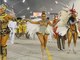 Com fantasia luxuosa, Sabrina Sato deu um show no sambódromo. A apresentadora é madrinha de bateria da Gaviões da Fiel&nbsp;<br><a href="http://entretenimento.r7.com/carnaval-2013/fotos/com-fantasia-apertada-sabrina-sato-mostra-dobrinhas-no-desfile-da-gavioes-10022013?foto=34#fotos"><br>Veja mais fotos do desfile de Sabrina Sato&nbsp;</a>