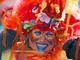 Um dia antes do tradicional desfile de Carnaval alemão, foliões já usam fantasias coloridas para comemorar a festa na cidade de Colônia