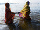 
Devotos 
indianos caminham pelas águas dos rios Ganges e Saraswati, em Allahabad, para tomar o banho sagrado. Hoje é considerado o dia mais auspicioso do maior festival religioso do mundo, o Ano-Novo hindu. O ritual deve ser feito antes do amanhecer para limpar os peregrinos de seus pecados<br><br>