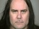 Um homem que diz ser&nbsp;o líder máximo de um grupo de vampiros foi declarado culpado por ameaçar torturar e matar um juiz de Indianápolis e sua família.&nbsp;<br><br>Jonathon Sharkey, que usa o codinome de Rocky Flash, tem 45 anos de idade e foi sentenciado a mais de dois anos de prisão. Seu nome constava em um outro caso, julgado pelo juiz David Certo. Flash achou que, se ele ameaçasse espancar, torturar, impalar , desmembrar e decapitar o tal juiz, ele ficaria intimidado e livraria sua cara.&nbsp;<br><br>Se&nbsp;o vampiro&nbsp;tivesse ficado quieto, talvez&nbsp;o deixassem&nbsp;quieto, mas, diante das ameaças, a família do juiz ficou meio cabreira e a justiça achou melhor que ele ficasse encarcerado.&nbsp;<br><br>O grupo do qual Flash diz ser líder é chamado “Vampyre Nation”. Como Jonathon Sharkey, ele já concorreu à presidência dos Estados Unidos duas vezes, como candidato independente.
