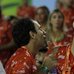 Como assim? Luana Piovani faz caras e bocas ao assistir ao desfile ...