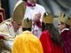 No ano passado, um escândalo foi desatado pelo vazamento de uma série de
documentos do Vaticano sugerindo episódios de corrupção e lutas internas pelo
poder nas altas esferas da Igreja Católica.&nbsp;&nbsp;<br>Alguns dos documentos teriam sido retirados do apartamento do próprio Bento
16, e o mordomo do papa, Paolo Gabriele, foi preso, acusado de conexão com o
caso.

Gabriele, que teria entregue os documentos a um jornalista, disse que sua
intenção era expôr a corrupção e as perversidades do Vaticano.

Ele foi condenado a 18 meses de prisão por roubo de documentos oficiais, mas
foi "perdoado" pelo Papa. <br>
Outro empregado do Vaticano, Claudio Sciarpelletti, também foi condenado e
perdoado pelo pontífice