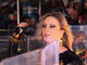 A roupa escolhida para o grande show era preta, brilhante, decotada e curta!