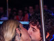 Ela cantou <i>Esse Cara Sou Eu</i> e deu um beijão no marido